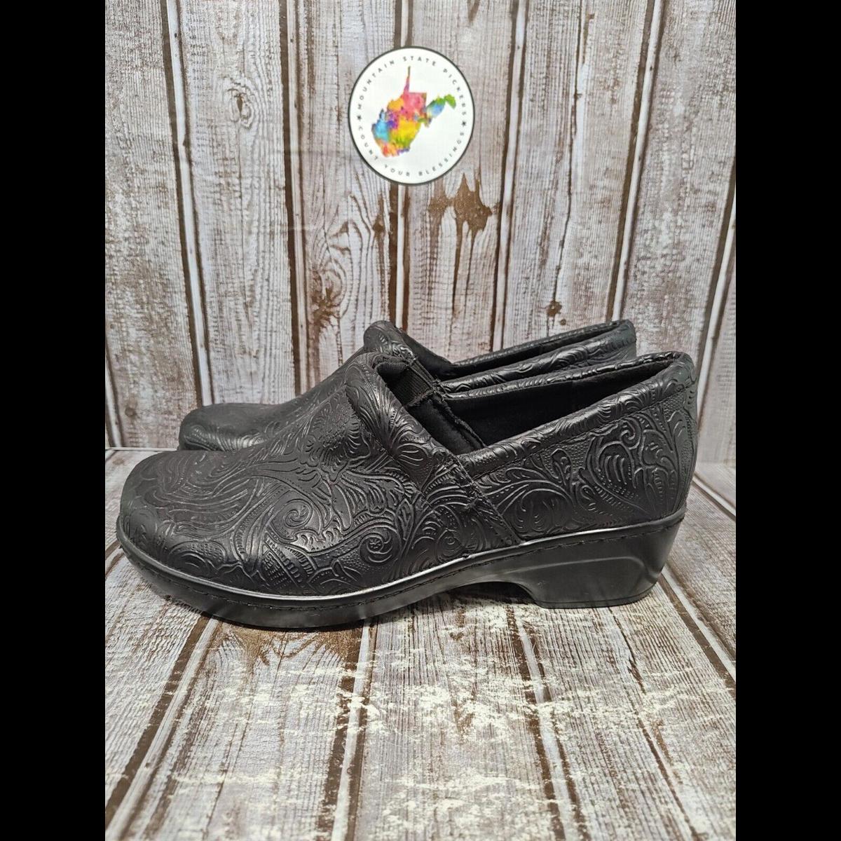 Yuu Bethanee Slip-On Shoes Women's Size 9 M Black Tooled Floral Comfort Clogs